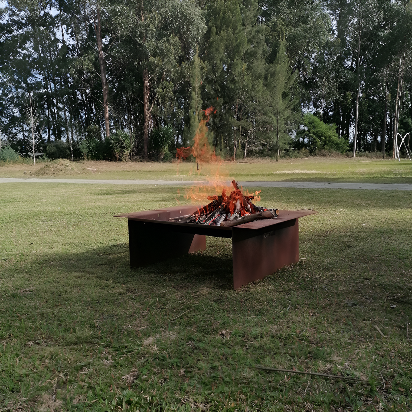 Braseiro/ Fire Pit Zig c/ Grelhas Aço Corten - Chama Vermelha